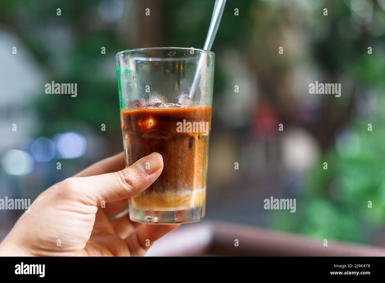 Hand auf vietnamesischen Kaffeestil mit verdichtenden Milch und Eis. Stockfoto