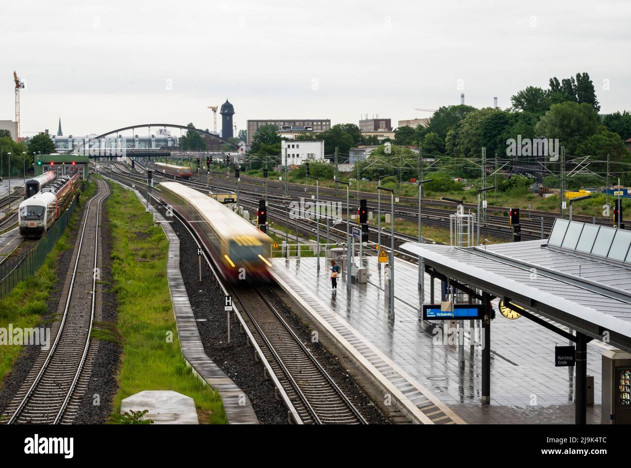 Berlin, Deutschland. 24.. Mai 2022. Eine S-Bahn kommt am Bahnhof Warschauer Straße an. Quelle: Christophe Gateau/dpa/Alamy Live News Stockfoto