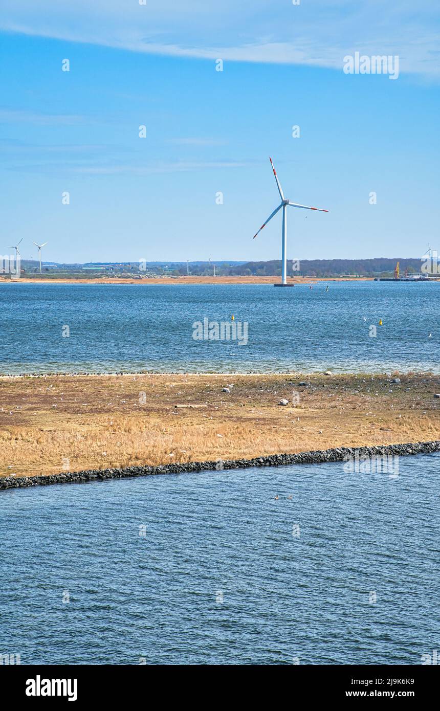 Offshore-Windkraftanlage, grüne Energie der Zukunft. Erneuerbare Stromversorgung. Energieversorgung aus dem Meer. Im Kampf gegen den Klimawandel. Grüne Elektr Stockfoto