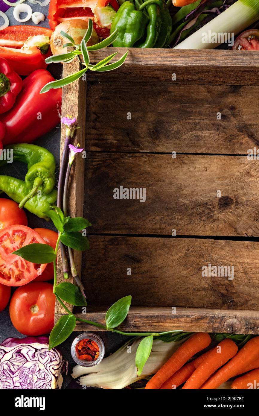Gesunde Lebensmittel und Kochrezepte Hintergrund. Sammlung von Gemüse und Obst auf schwarzem Zement oder Stein. Draufsicht und Kopierbereich. Stockfoto