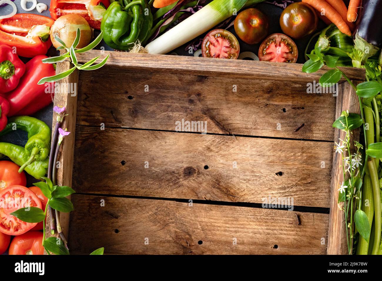Gesunde Lebensmittel und Kochrezepte Hintergrund. Sammlung von Gemüse und Obst auf schwarzem Zement oder Stein. Draufsicht und Kopierbereich. Stockfoto