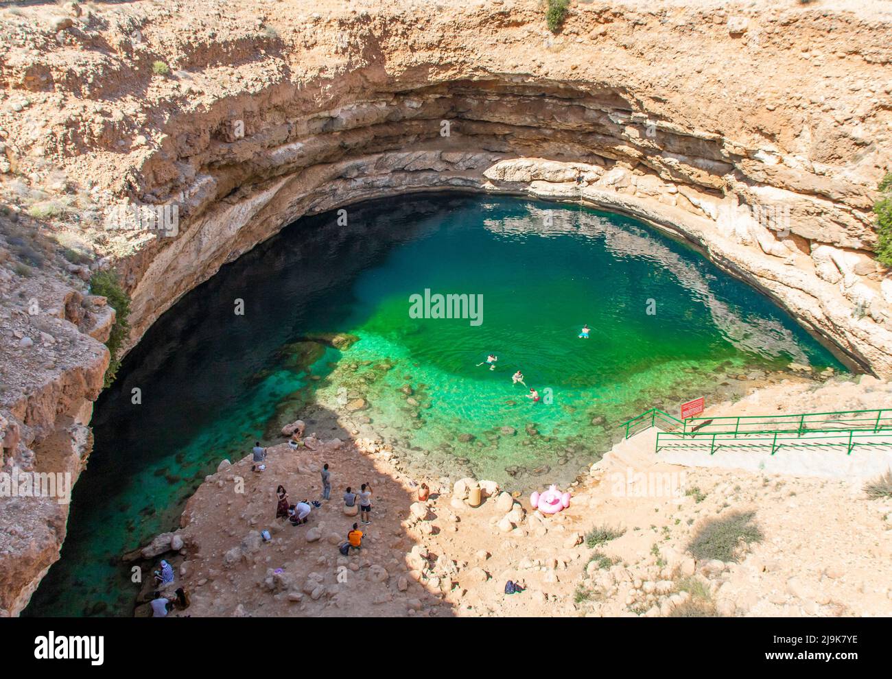 Entlang der Autobahn zwischen Maskat und Sur und über 300 Meter tief im tiefsten Teil, ist das Bimmah Sinkhole eine der berühmtesten Attraktionen in Oman Stockfoto