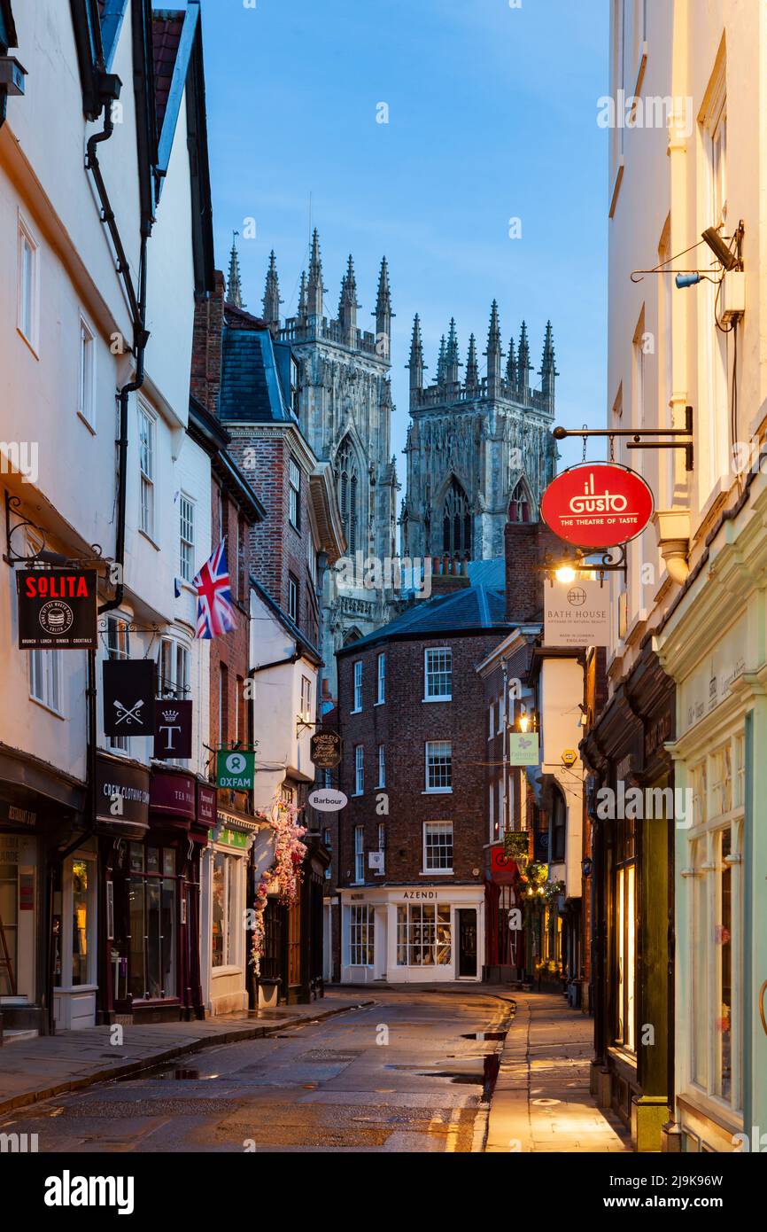 Morgengrauen auf Low Petergate in York, England. Stockfoto