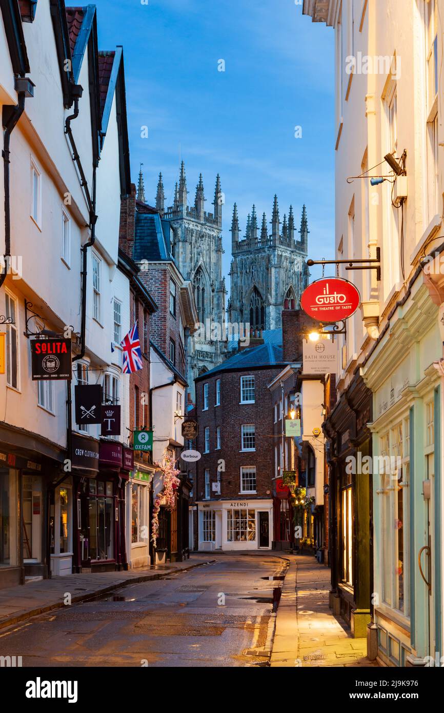 Morgendämmerung auf Low Petergate in York, England. Stockfoto