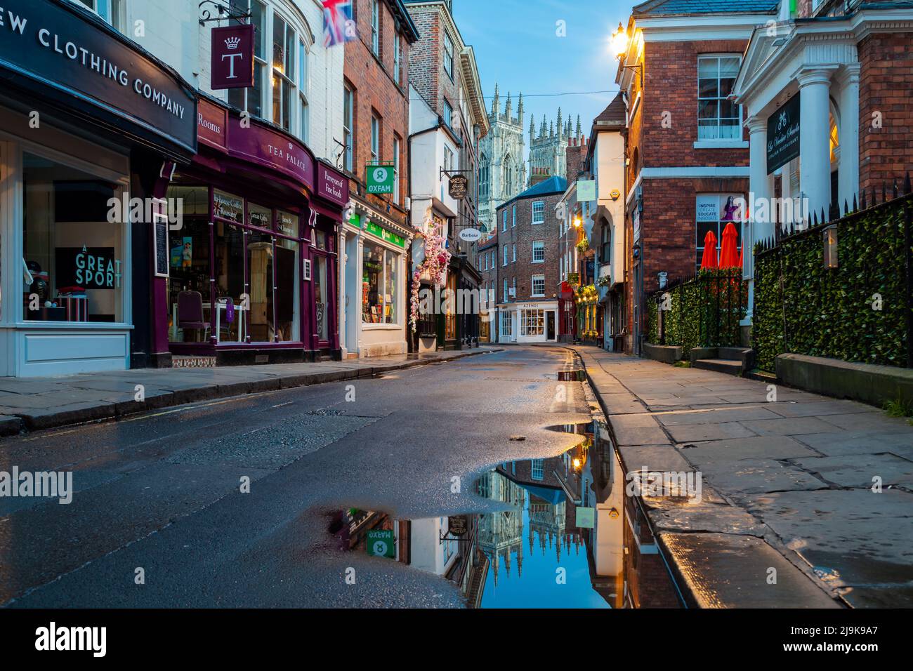 Morgendämmerung auf Low Petergate in York, England. Stockfoto