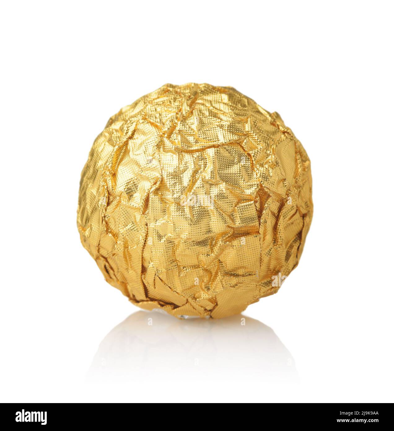 Vorderansicht von einzelnen Schokoladenkugeln in Gold Folienverpackung isoliert auf weiß Stockfoto