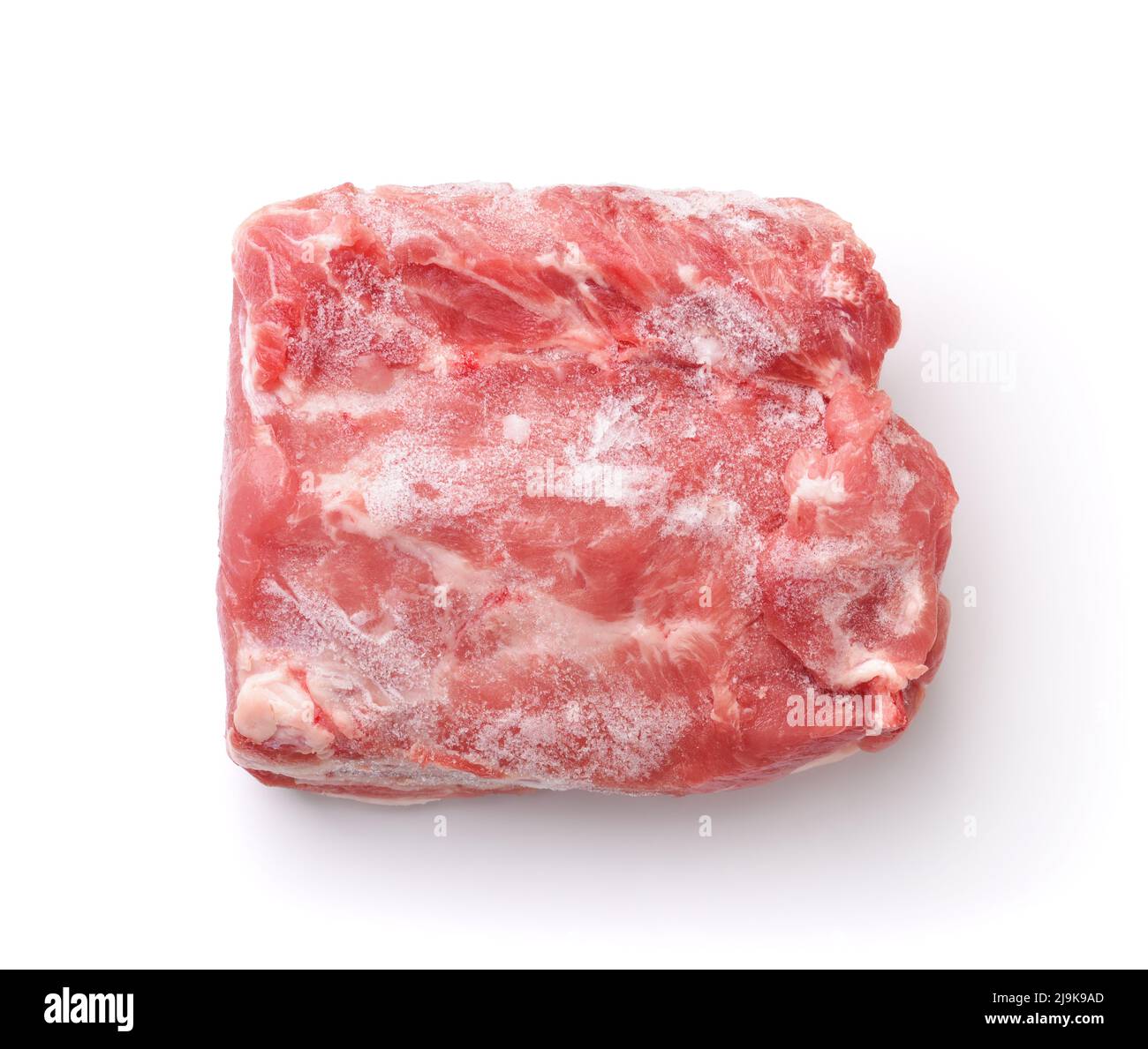Draufsicht auf rohes gefrorenes, knochenloses Schweinefleischstück, isoliert auf Weiß Stockfoto