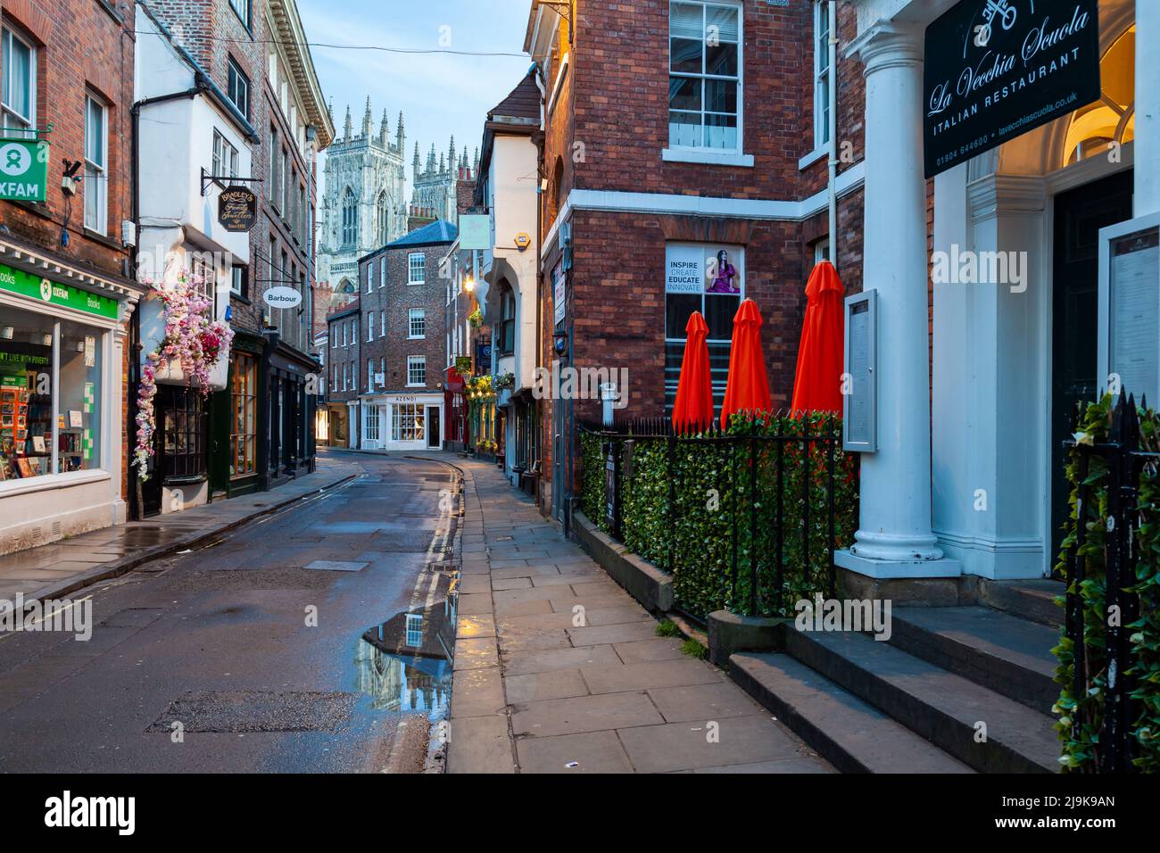 Morgendämmerung auf Low Petergate in York, England. Stockfoto