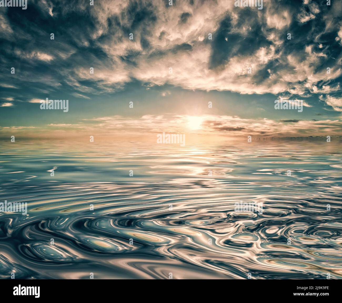 Sonnenuntergang oder Sonnenaufgang und Wolken spiegeln sich in Wellen auf dem Wasser Stockfoto