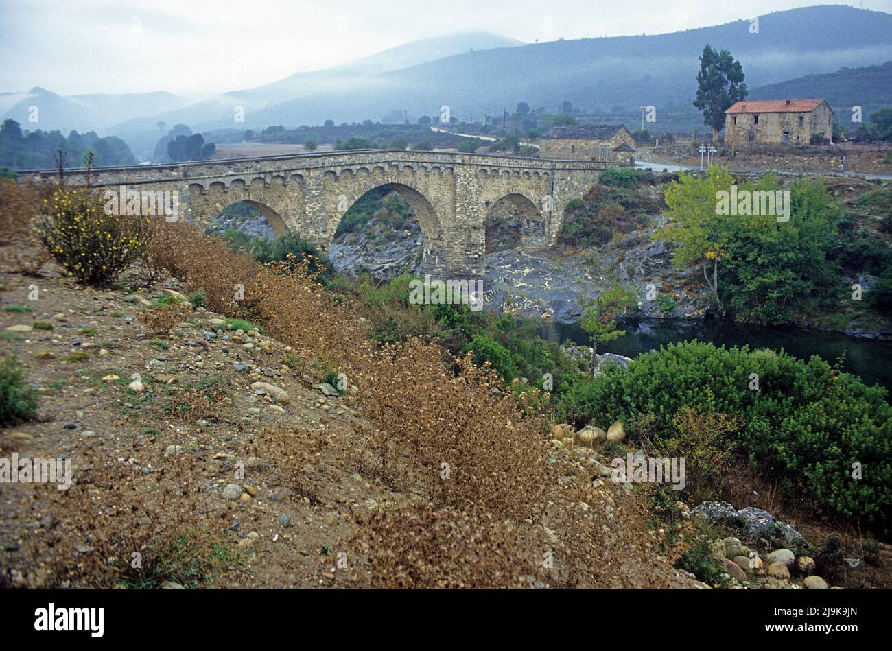 Alte genuesische Steinbrücke, über das trockene Flussbett, Tavignano, Korsika, Frankreich, Mittelmeer, Europa Stockfoto