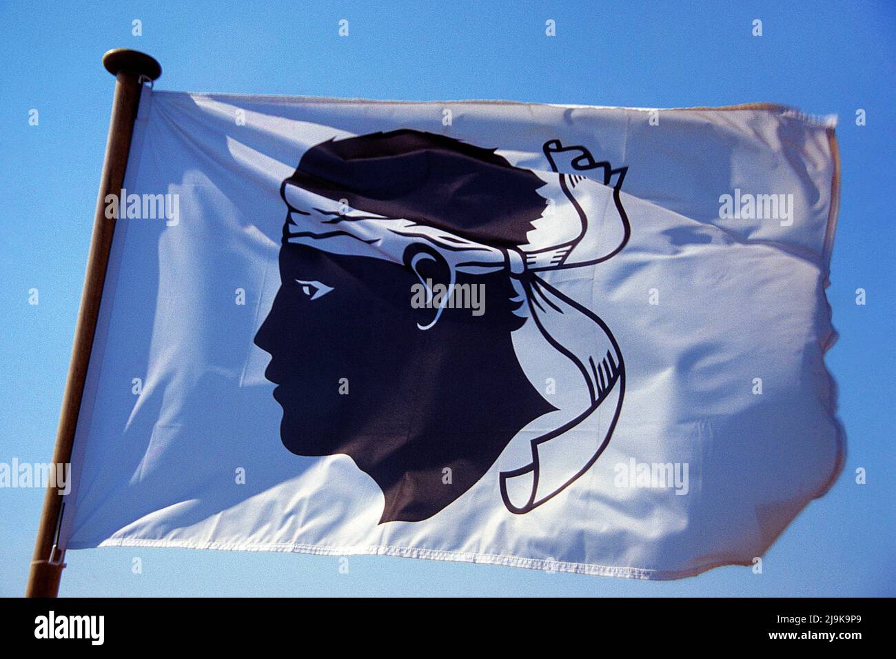 Moorkopf auf einer Flagge, Bandera di Corsica, Symbol der FNLC, Separatismus-Organisation, Bonifacio, Korsika, Frankreich, Mittelmeer, Europa Stockfoto