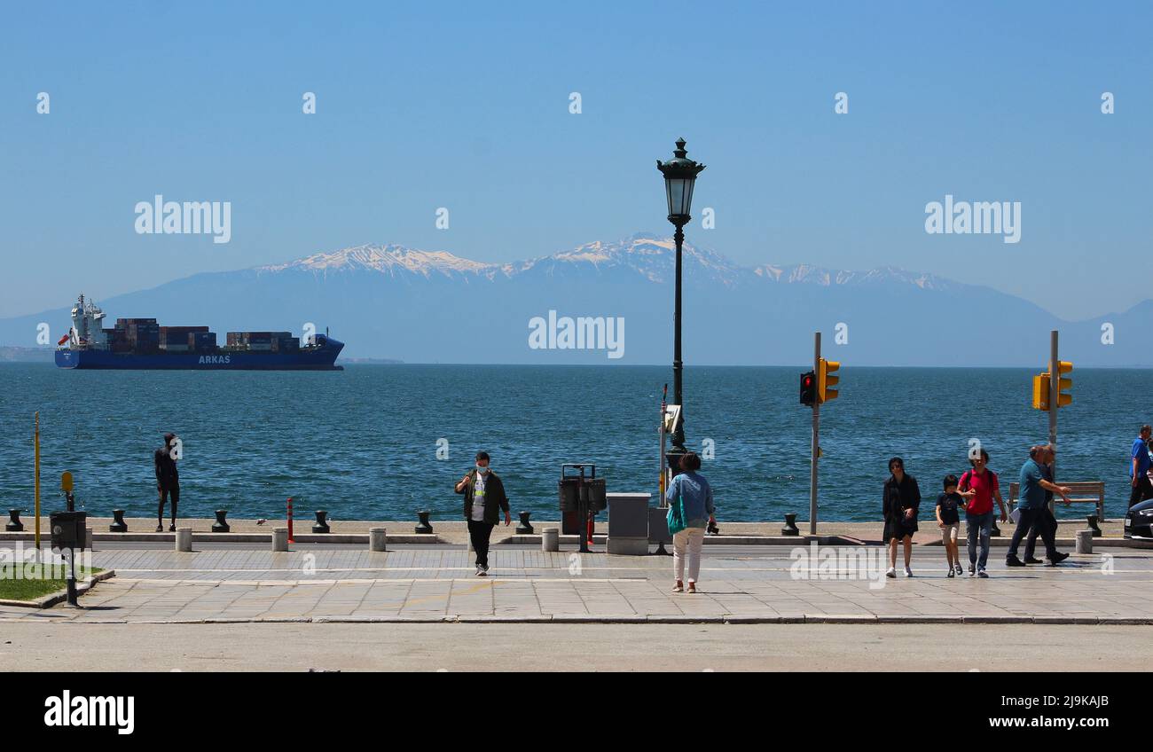 Das Containerschiff Ardas wartet vor dem Hafen in Thessaloniki, Griechenland, 20. Mai 2022. Hinten ist der Olymp. (CTK Photo/Milos Ruml) Stockfoto