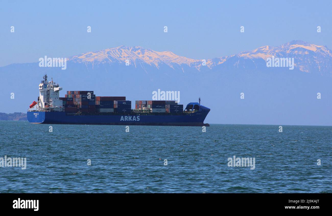 Das Containerschiff Ardas wartet vor dem Hafen in Thessaloniki, Griechenland, 20. Mai 2022. Hinten ist der Olymp. (CTK Photo/Milos Ruml) Stockfoto