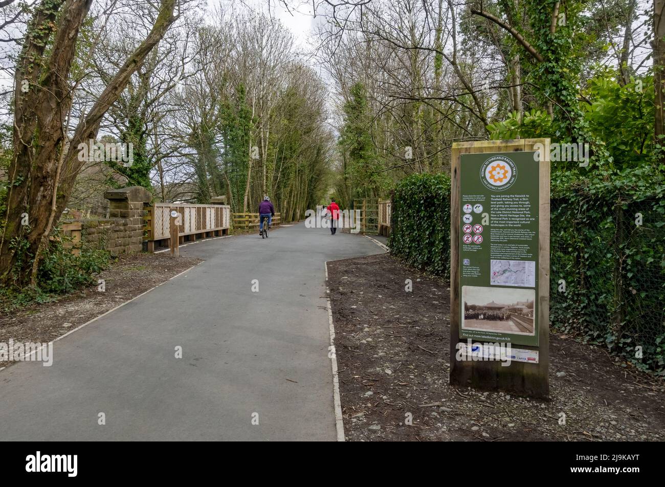 Menschen Touristen Besucher zu Fuß die Keswick nach Threlkeld Railway Trail Weg zu Fuß Pfad Frühling Lake District National Park Cumbria England Großbritannien Stockfoto