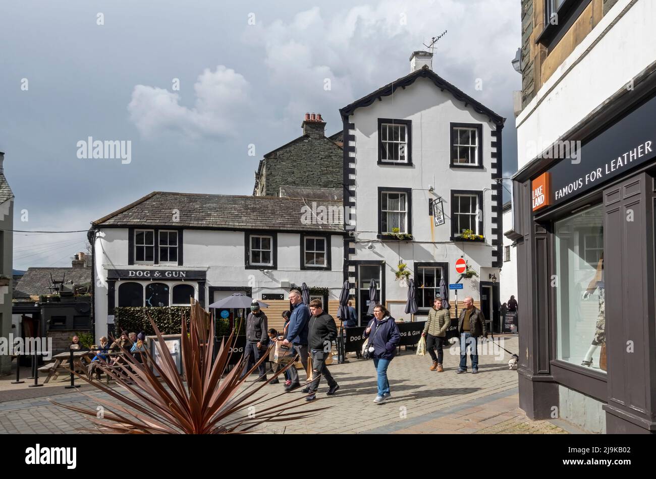 People Walking by Dog & Gun Pub Bar Inn Lake Road Keswick Lake District National Park Cumbria England Vereinigtes Königreich GB Großbritannien Stockfoto