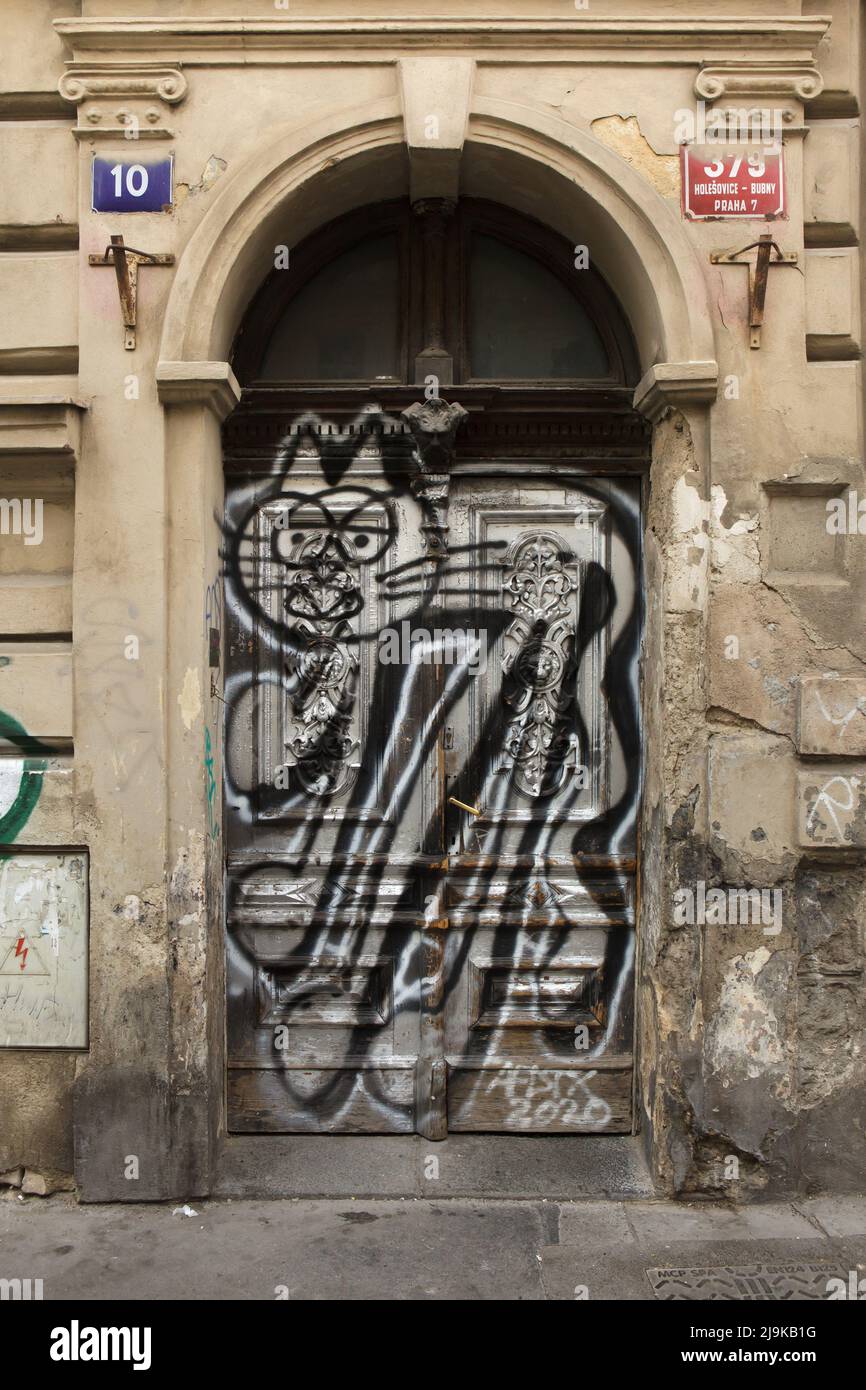 Die Katze ist in dem von AFDTX 2020 signierten Graffiti an der historischen Tür eines Wohnhauses in der Ovenecká-Straße im Bezirk Holešovice in Prag, Tschechische Republik, abgebildet. Stockfoto