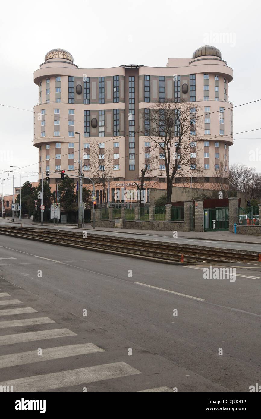 Don Giovanni Hotel im Stadtteil Žižkov in Prag, Tschechische Republik. Das umstrittene Hotelgebäude des tschechischen Architekten Ivo Nahálka wurde zwischen 1993 und 1995 erbaut. Stockfoto