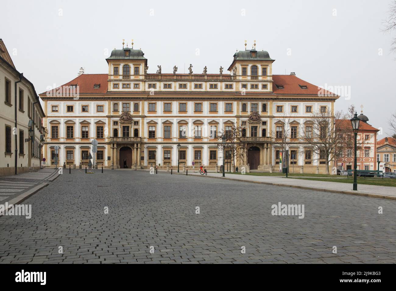 Toskanischer Palast (Toskánský palác) auch bekannt als Thun-Hohenstein Palast (Thun-Hohenštejnský palác) auf dem Hradčanské-Platz im Bezirk Hradčany in Prag, Tschechische Republik. Der barocke Palast, der vom französischen Architekten Jean Baptiste Mathey (Jan Baptista Mathey) entworfen wurde, wurde am Ende des 17.. Jahrhunderts erbaut. Stockfoto