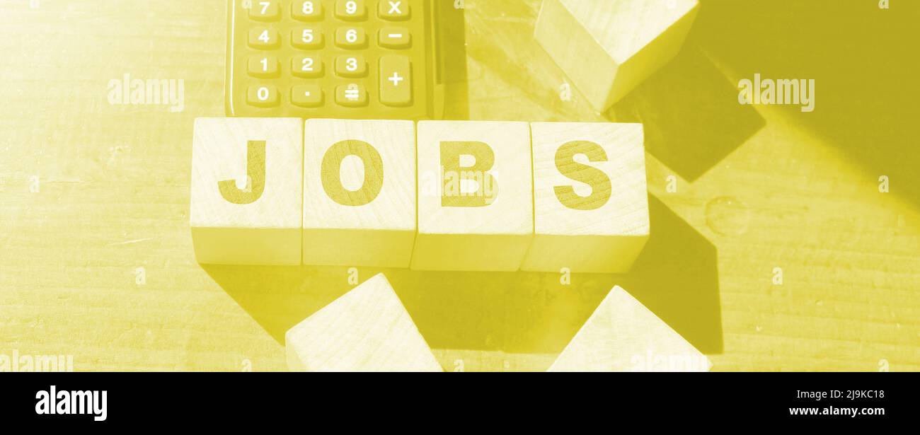 Jobs Wort mit Holzklötzen auf Schreibtisch mit Rechner gemacht. Business Karriere Arbeit HR-Konzept Stockfoto
