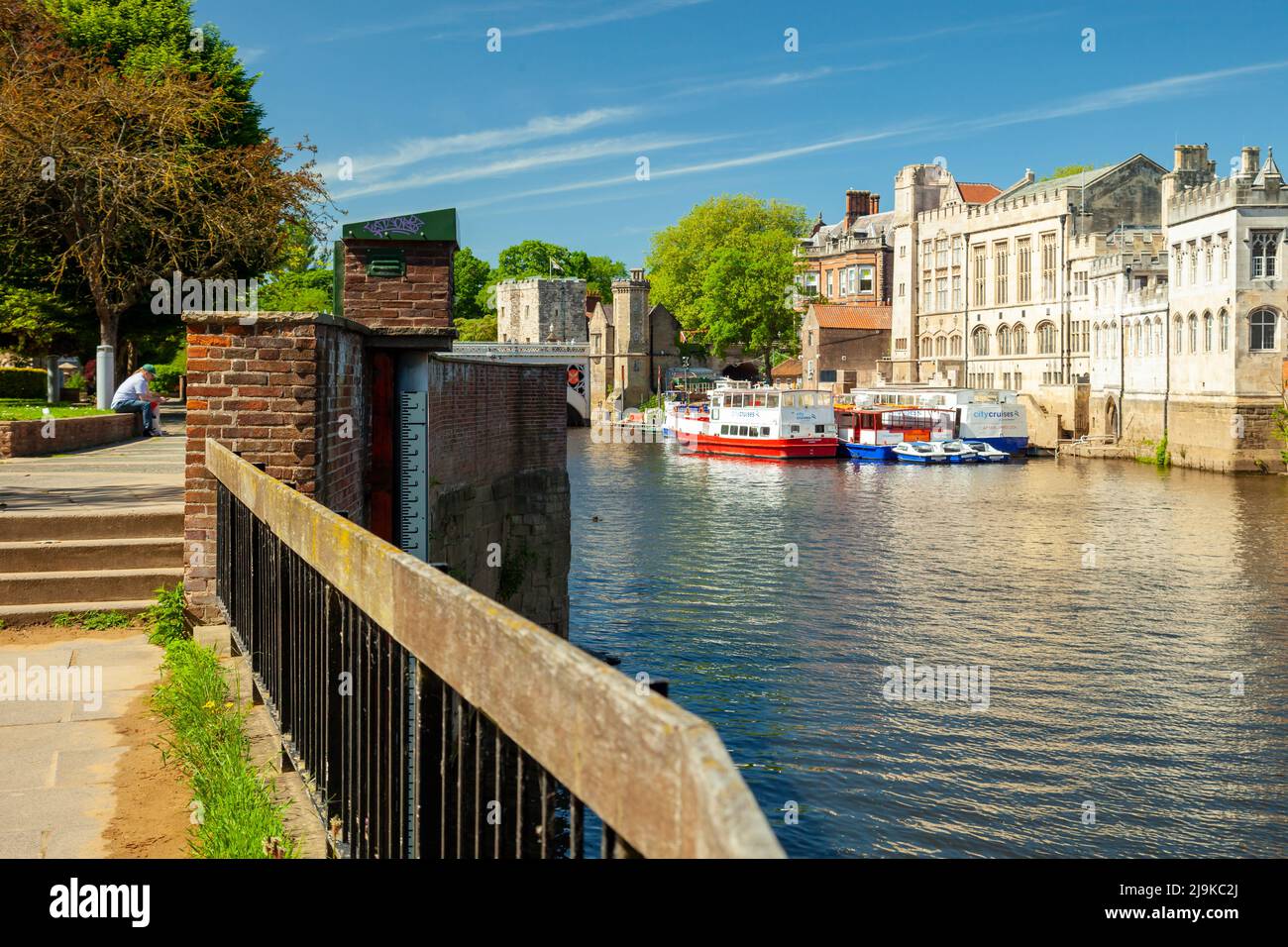 Frühlingsnachmittag am Flussufer in York, England. Stockfoto