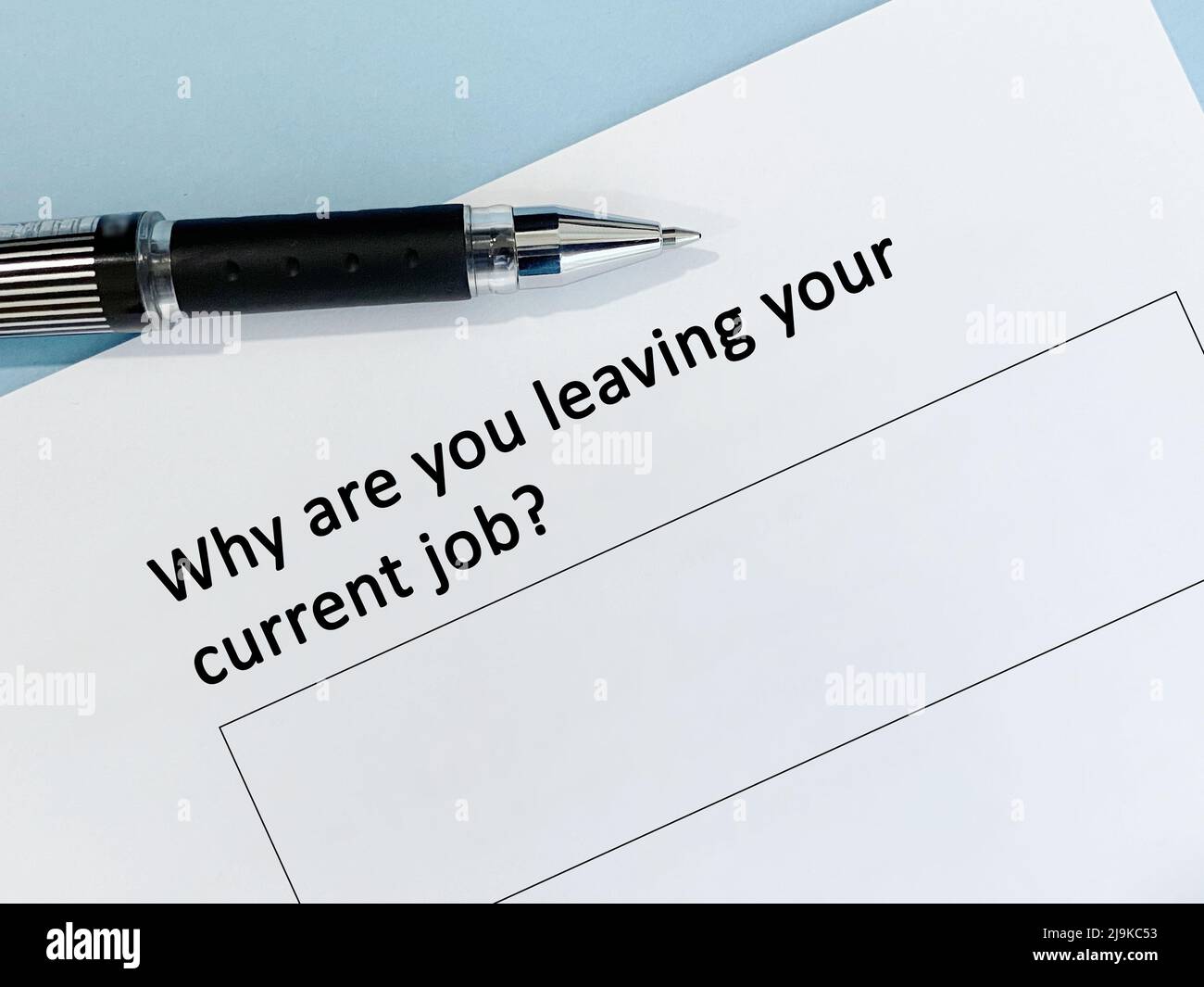 Eine Person beantwortet Fragen zum Beruf. Die Person denkt darüber nach, warum sie ihren aktuellen Job verlässt. Stockfoto