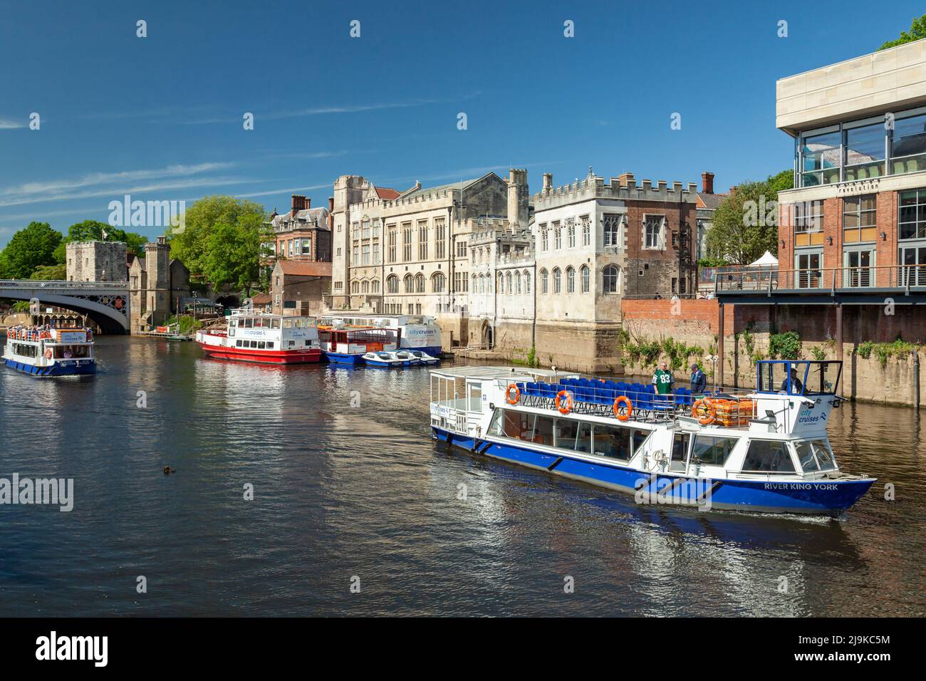 Kreuzfahrtboote auf dem Fluss Ouse in York, England. Stockfoto