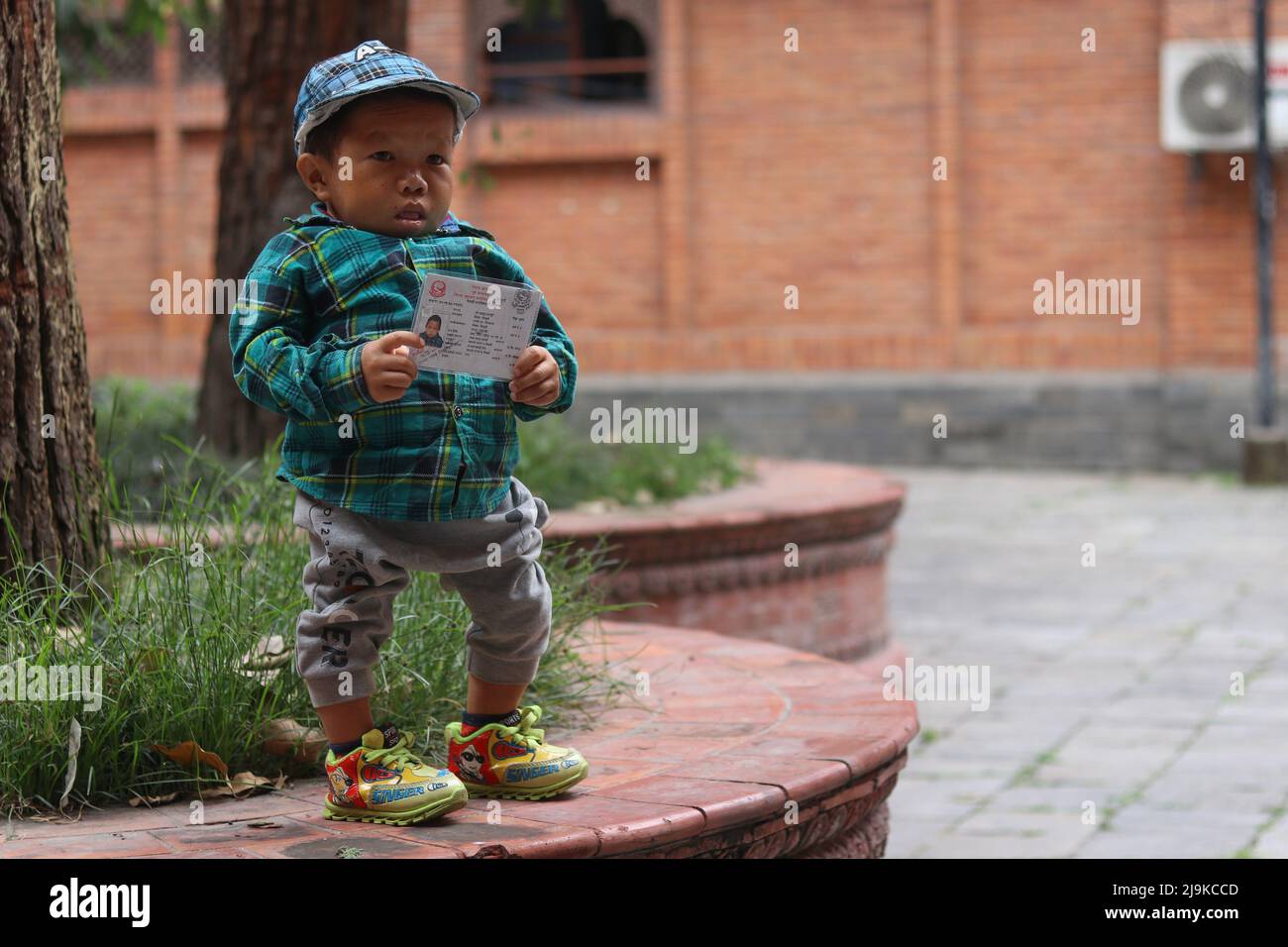 Kathmandu, NE, Nepal. 24.. Mai 2022. Dor Bahadur Khapangi, 18, zeigt seine Staatsbürgerschaftsurkunde, da ihn die Guinness-Weltrekorde am 24. Mai 2022 in Kathmandu, Nepal, als kürzesten lebenden männlichen Teenager bescheinigt haben. (Bild: © Aryan Dhimal/ZUMA Press Wire) Bild: ZUMA Press, Inc./Alamy Live News Stockfoto