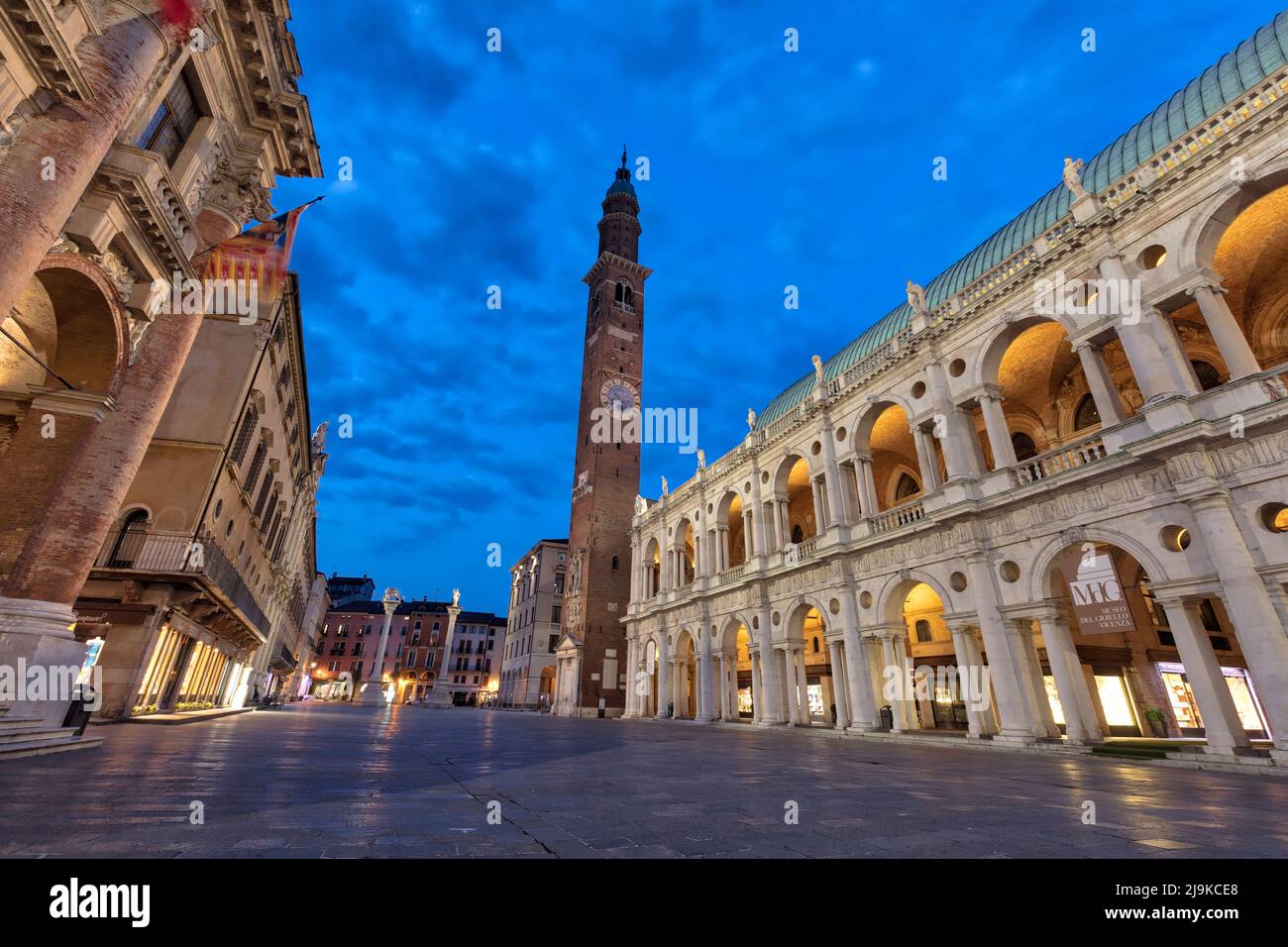 Palazzo della Regione oder Basilika Palladian (rechts). Torre di Piazza mit Palazzo del Monte di Pieta (lef) auf der Piazza dei Signori in der Abenddämmerung, Vicenza. Stockfoto