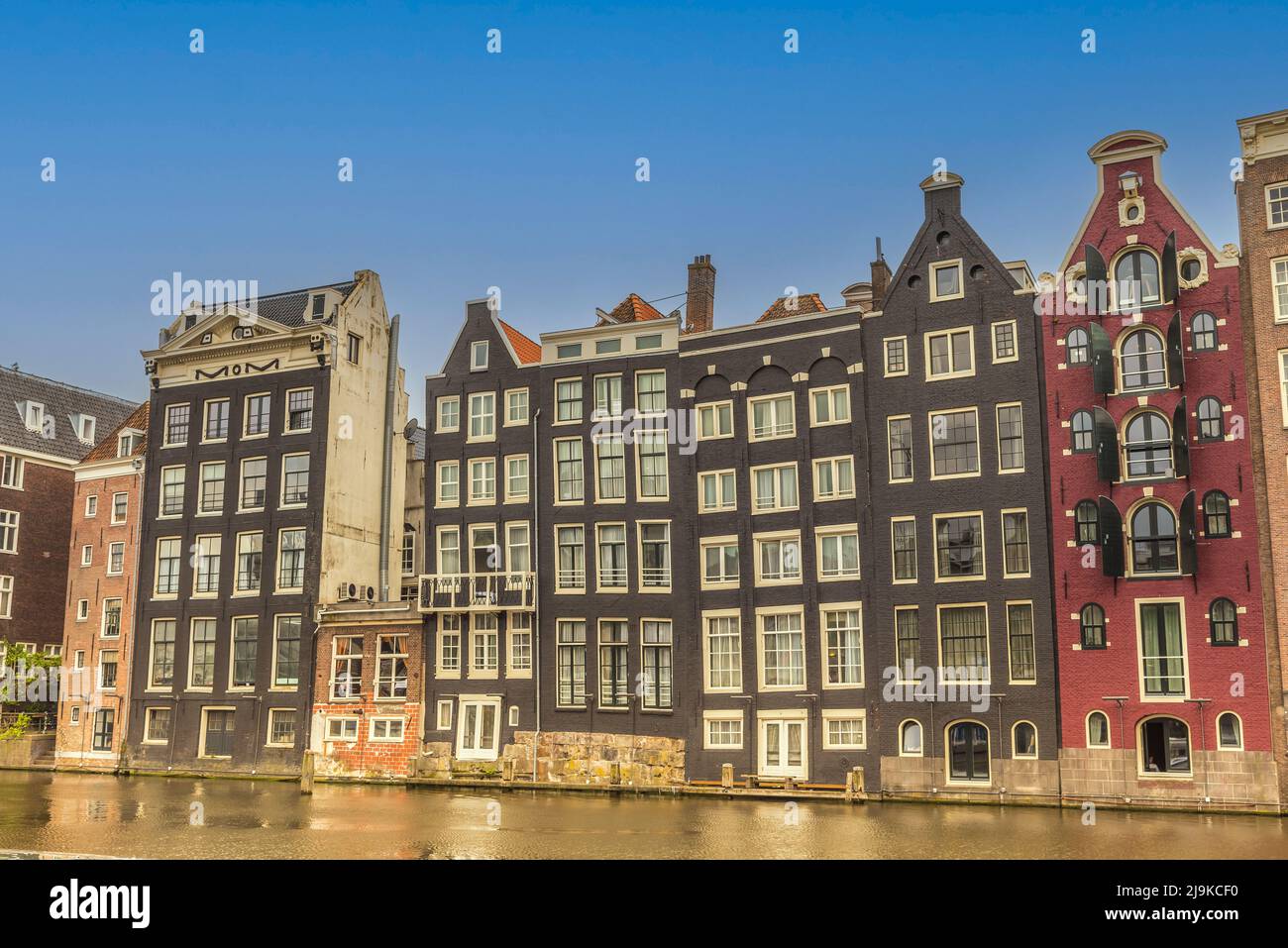 Amsterdam, Niederlande, Mai 2022. Die Tanzhäuser auf dem Damrak in Amsterdam. Hochwertige Fotos Stockfoto