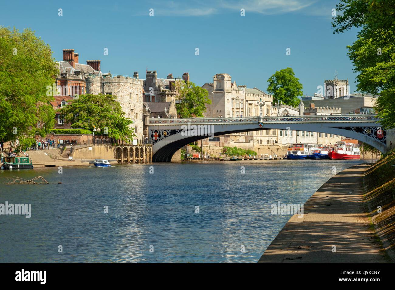 Frühling am Flussufer in York, North Yorkshire, England. Lendal Bridge in der Ferne Stockfoto