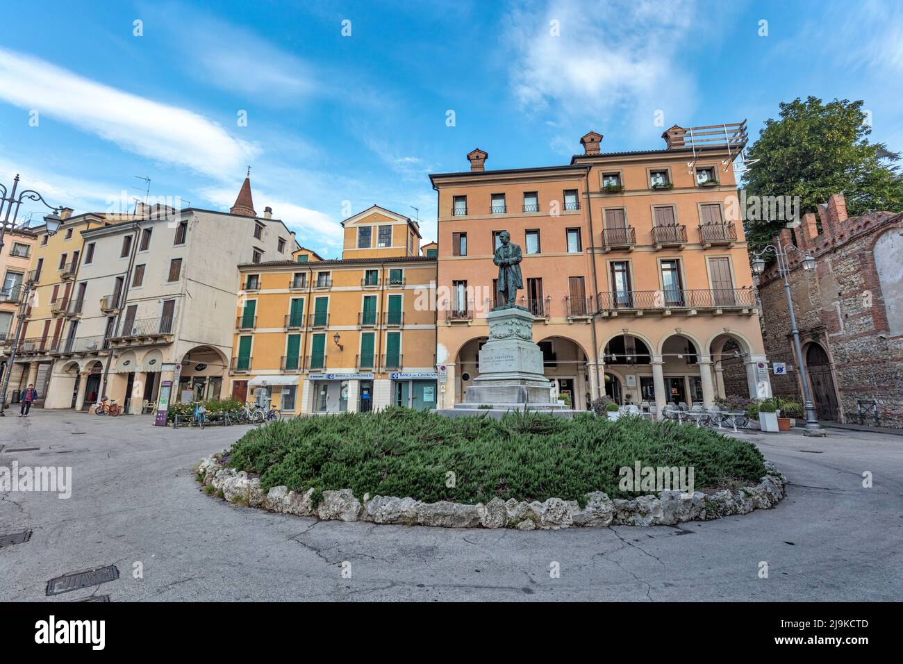 Statue von Fedele Lampertico vor den Geschäften und Cafés auf der Piazza Matteotti. UNESCO-Weltkulturerbe Vicenza. Stockfoto