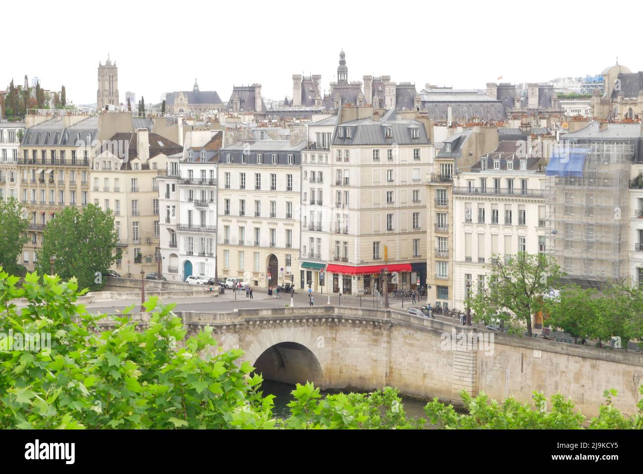 Paris, Frankreich. Mai 22. 2022. Luftaufnahme der Pariser Gebäude im Haussmann-Stil am Ufer der seine. Stockfoto