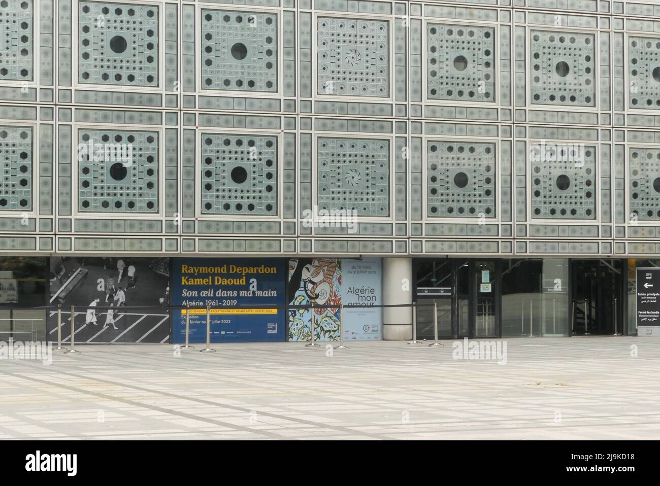 Paris, Frankreich. Mai 22. 2022. Gebäude des Arabischen Weltinstituts. Kulturgebäude, das Kunst und Spiritualität des Nahen Ostens vereint. Stockfoto