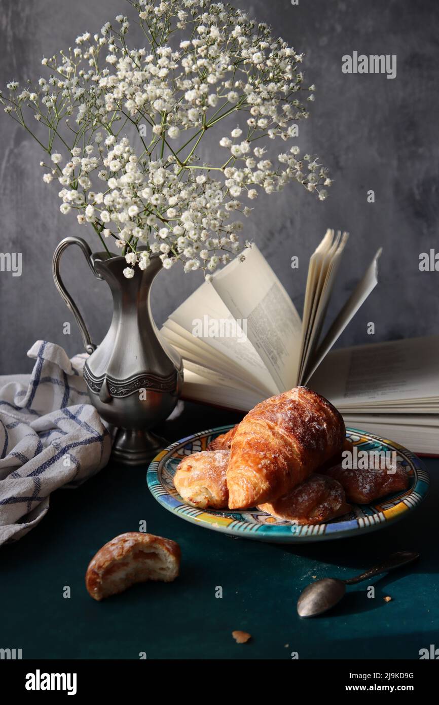 Süßer Morgen. Nahaufnahme von kleinen Croissants auf einem Teller. Stillleben. Stockfoto