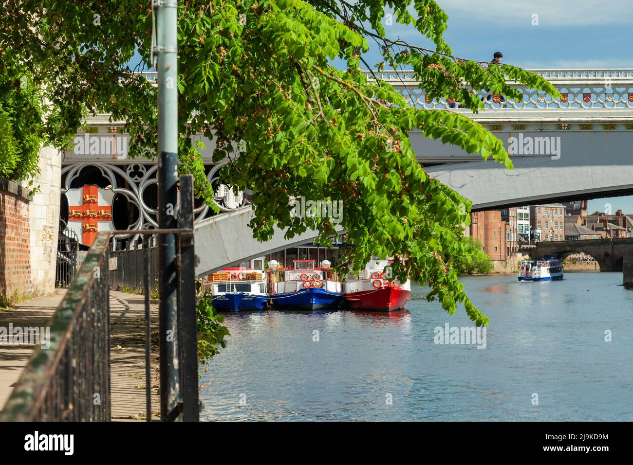 Frühlingsnachmittag an der Lendal Bridge über dem Fluss Ouse in York, North Yorkshire, England. Stockfoto