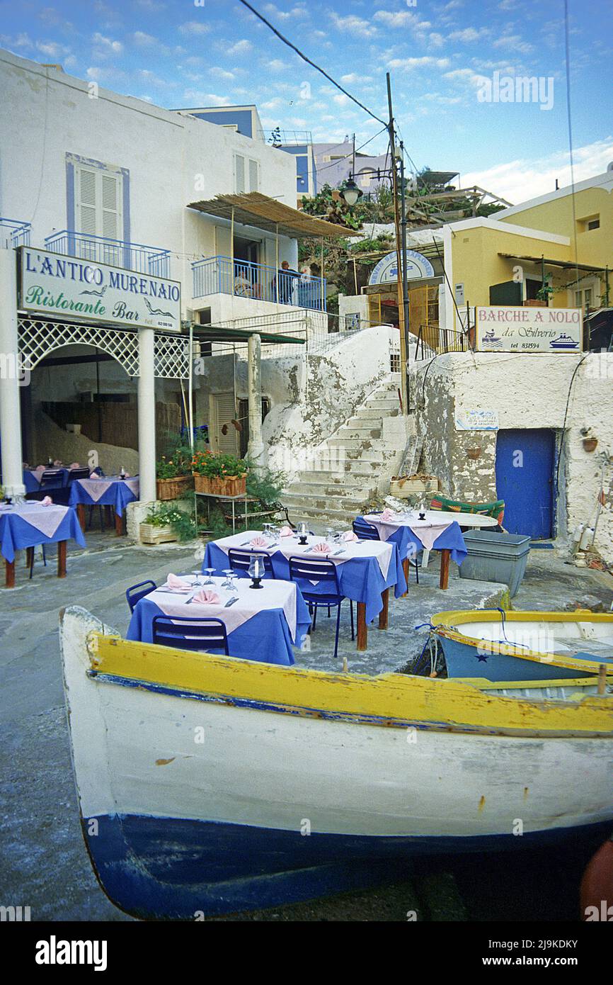 Idyllisches Restaurant neben bunten Fischerbooten, kleiner Hafen von Santa Maria, Ponza Island, Süditalien, Italien, Tyrrhenisches Meer, Mittelmeer Stockfoto