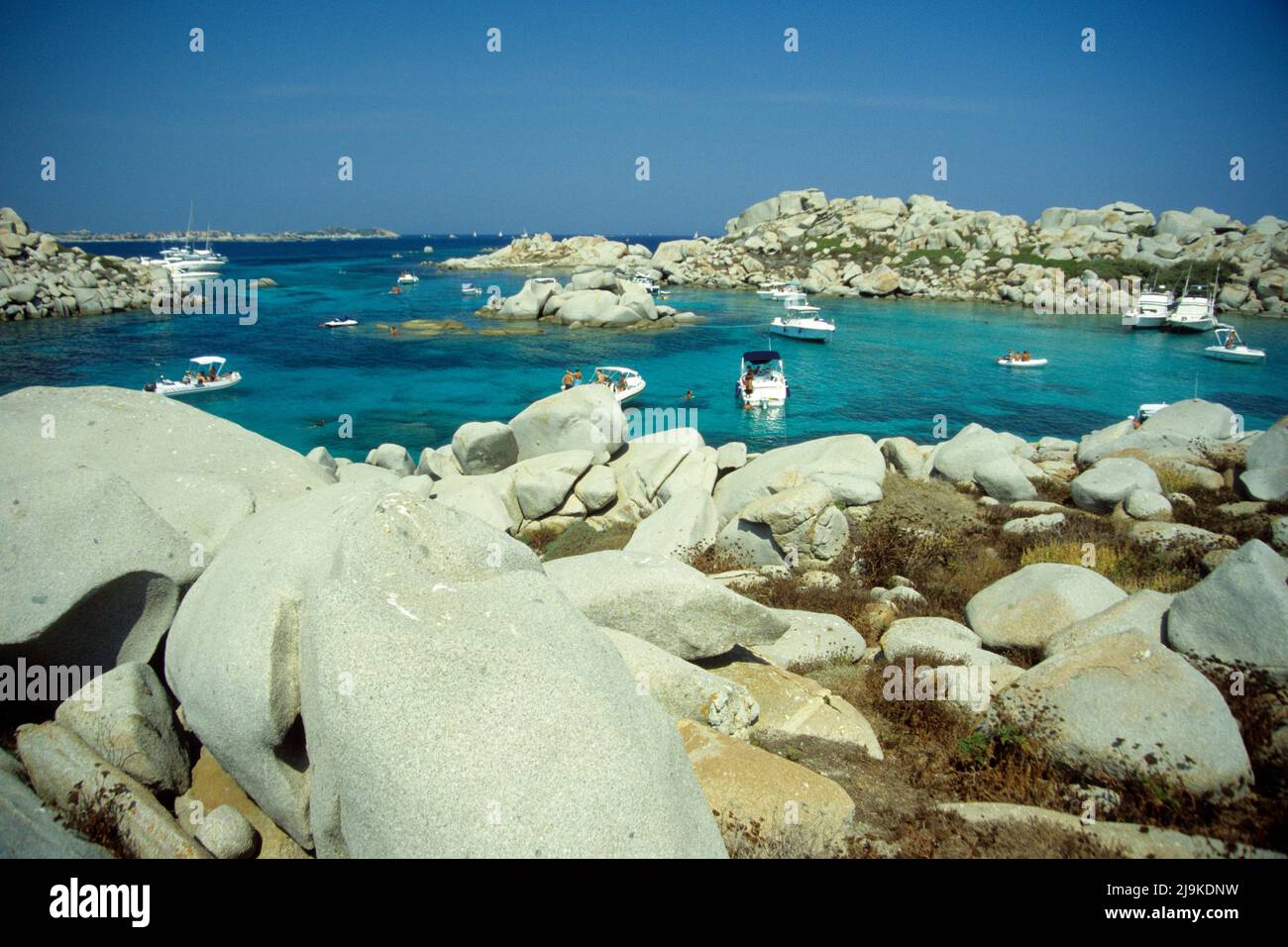 Motorboote in einem natürlichen Hafen auf den Lavezzi-Inseln, einer kleinen Granitinsel zwischen Korsika und Sardinien, Korsika, Frankreich, Mittelmeer, Europa Stockfoto