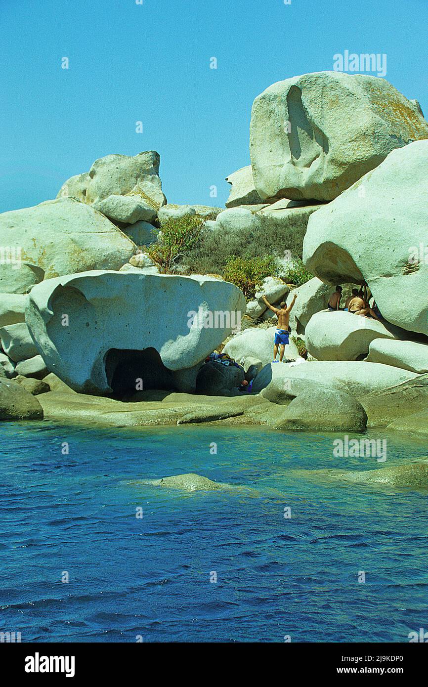 Menschen zwischen Granitfelsen auf den Lavezzi-Inseln, Gruppe kleiner Granitinseln zwischen Korsika und Sardinien, Korsika, Frankreich, Mittelmeer, Europa Stockfoto