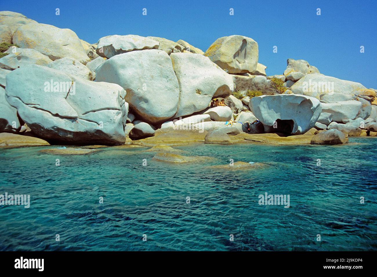 Menschen zwischen Granitfelsen auf den Lavezzi-Inseln, Gruppe kleiner Granitinseln zwischen Korsika und Sardinien, Korsika, Frankreich, Mittelmeer, Europa Stockfoto