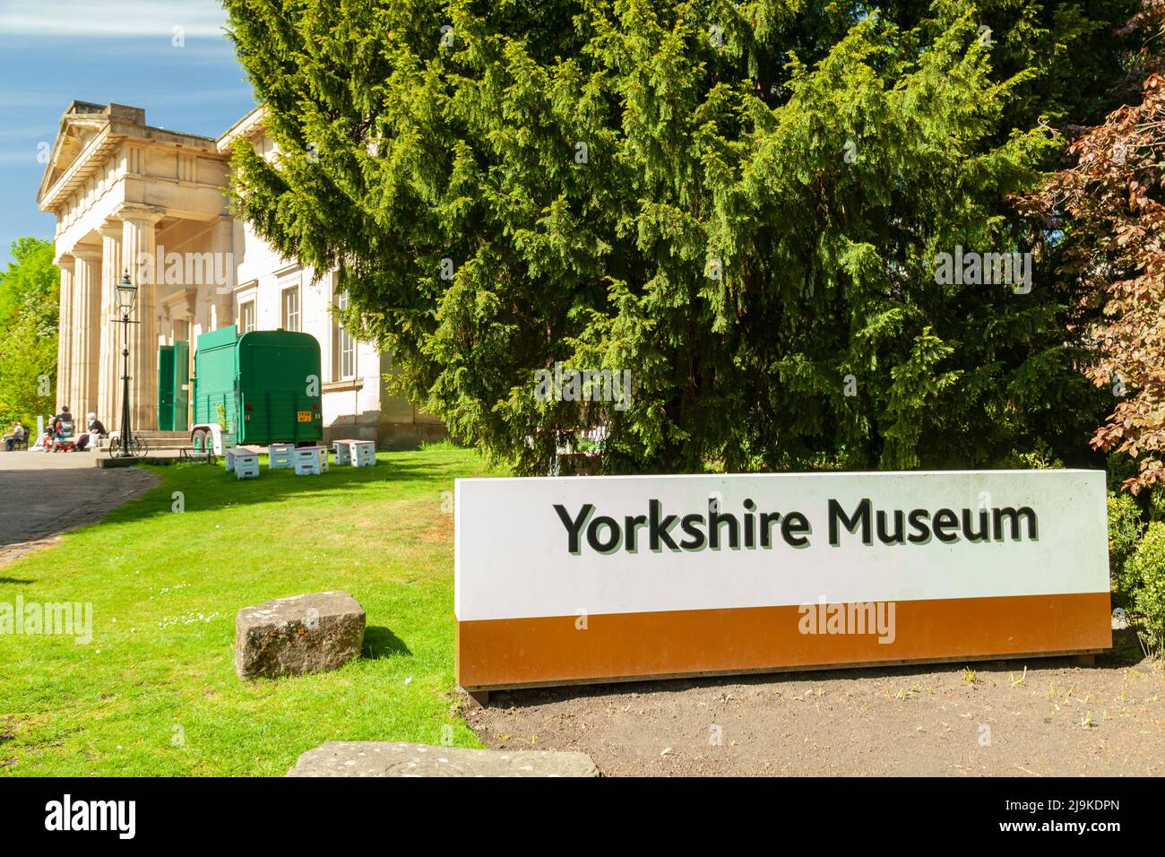 Frühlingsnachmittag im Yorkshire Museum in York, England. Stockfoto