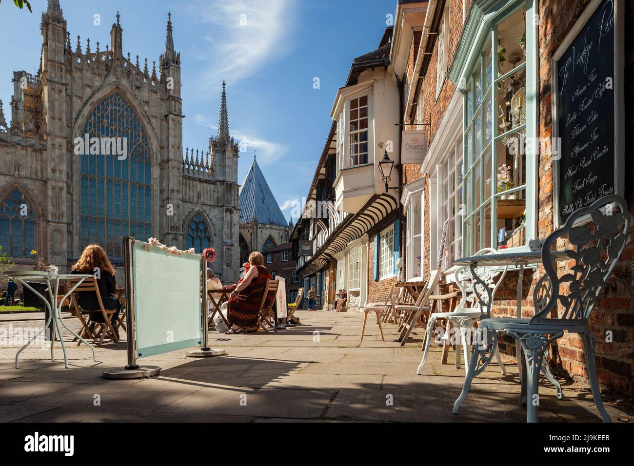 Frühlingsnachmittag am William's College in York, York Minster im Hintergrund. North Yorkshire, England. Stockfoto