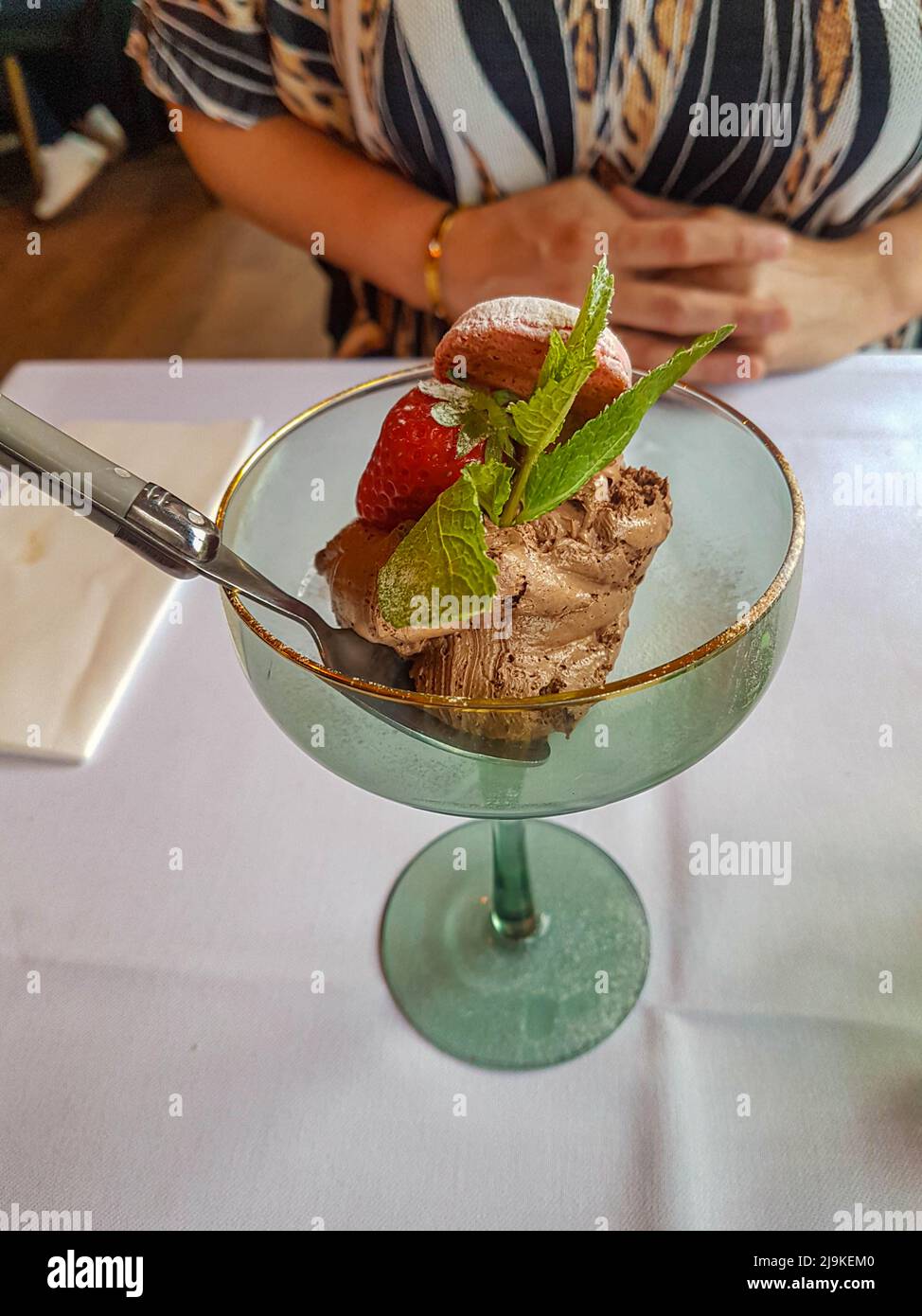 Köstliches Luxus-Schokoladenmousse mit Minze und Erdbeere, serviert in einem Luxusglas in einem Bistro-Restaurant Stockfoto