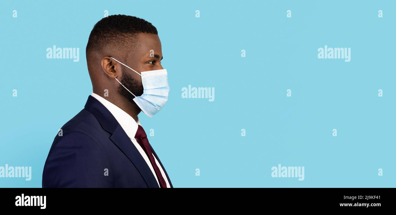 Coronavirus Und Business. Profil Aufnahme Des Schwarzen Geschäftsmannes Mit Schützender Medizinischer Maske Stockfoto