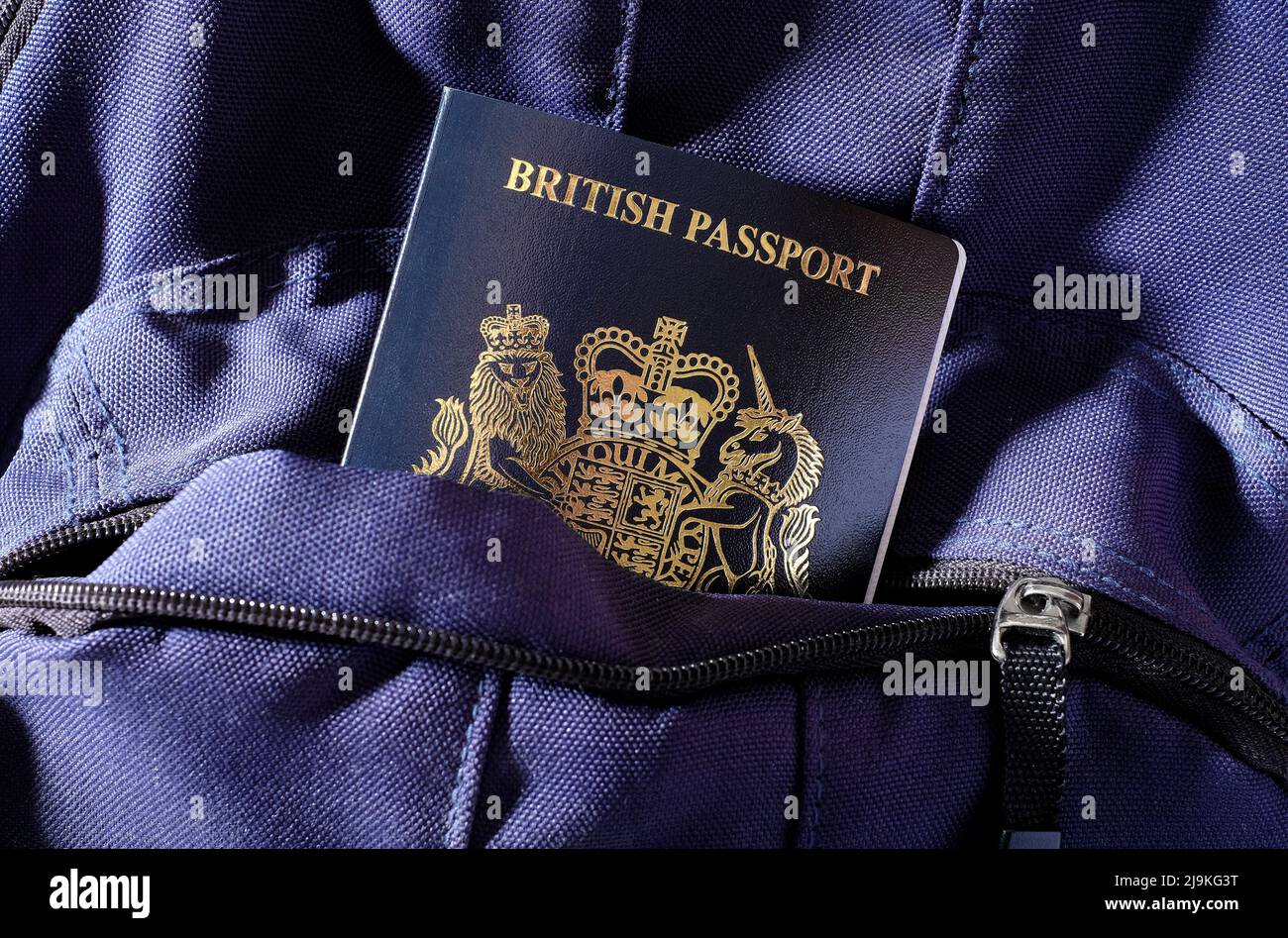 Neuer britischer Reisepass in blauer Holdall-Tasche Stockfoto