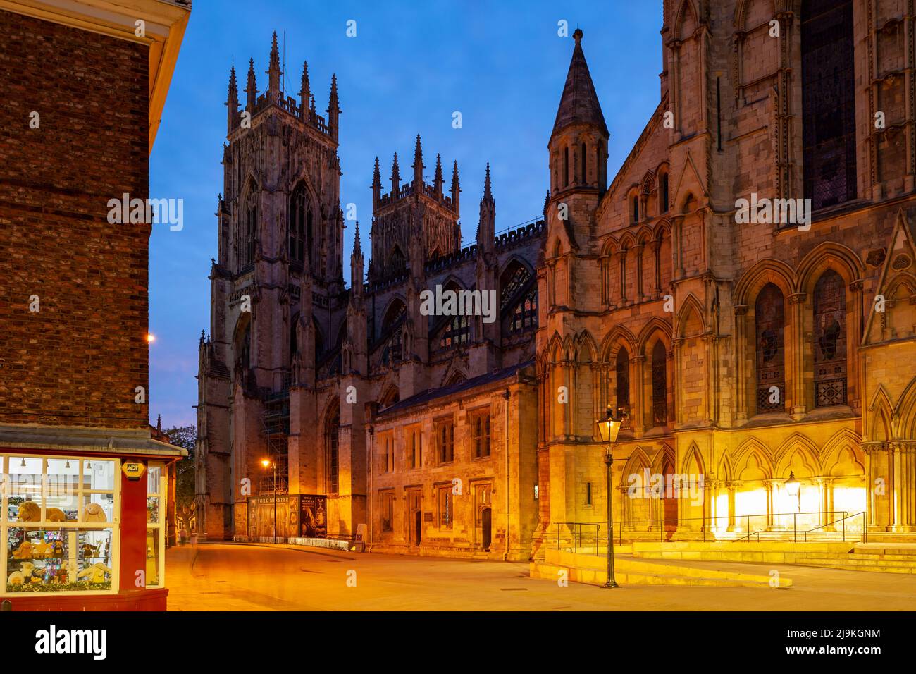 Im York Minster, York, England fällt die Nacht. Stockfoto