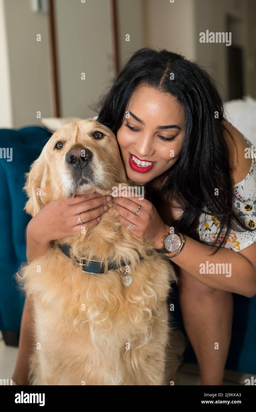Nahaufnahme des Porträts von Frau und Hund Stockfoto