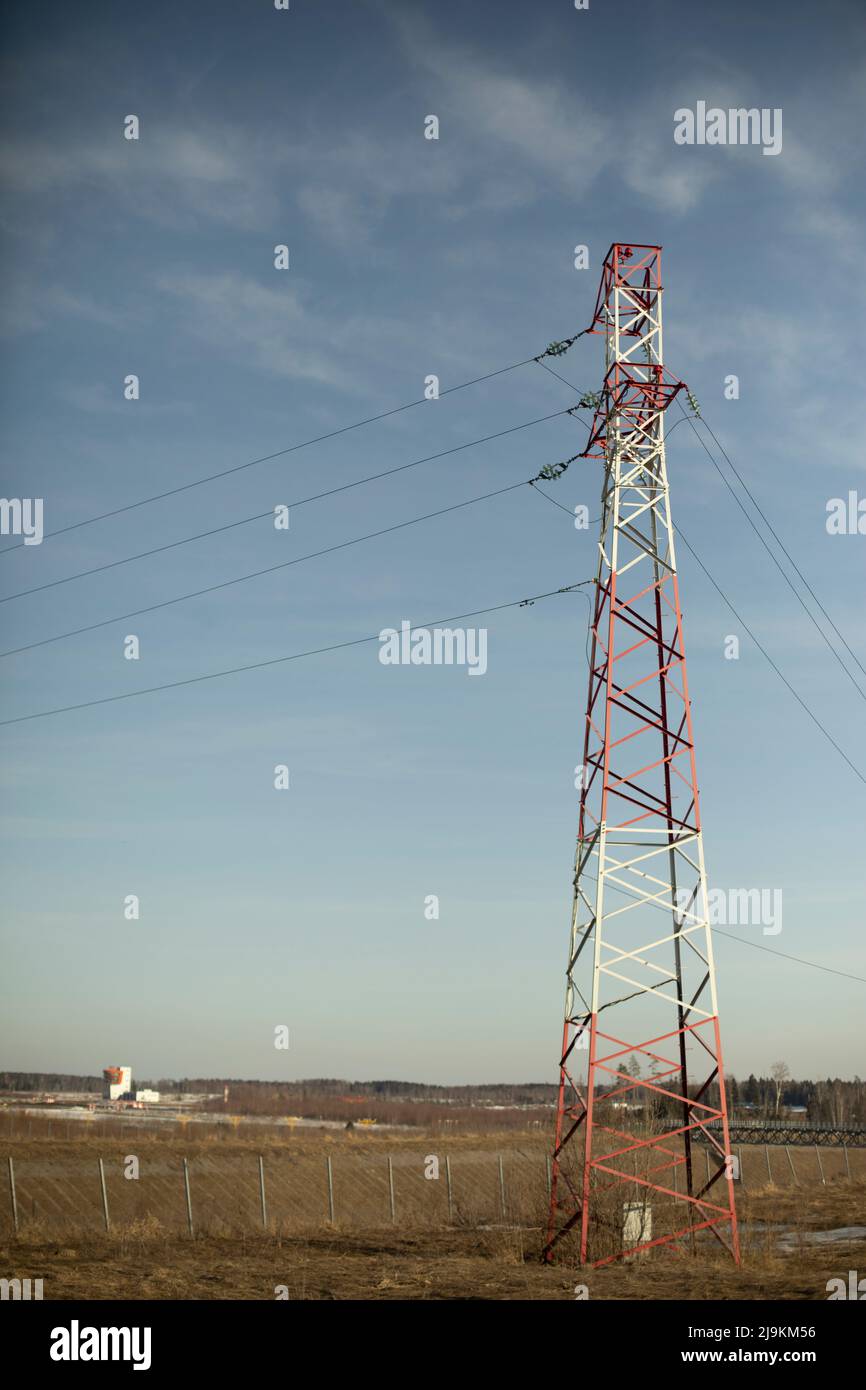 Zellenturm. Antenne im Feld. Rezeption. Radiosendereinrichtung. Stockfoto