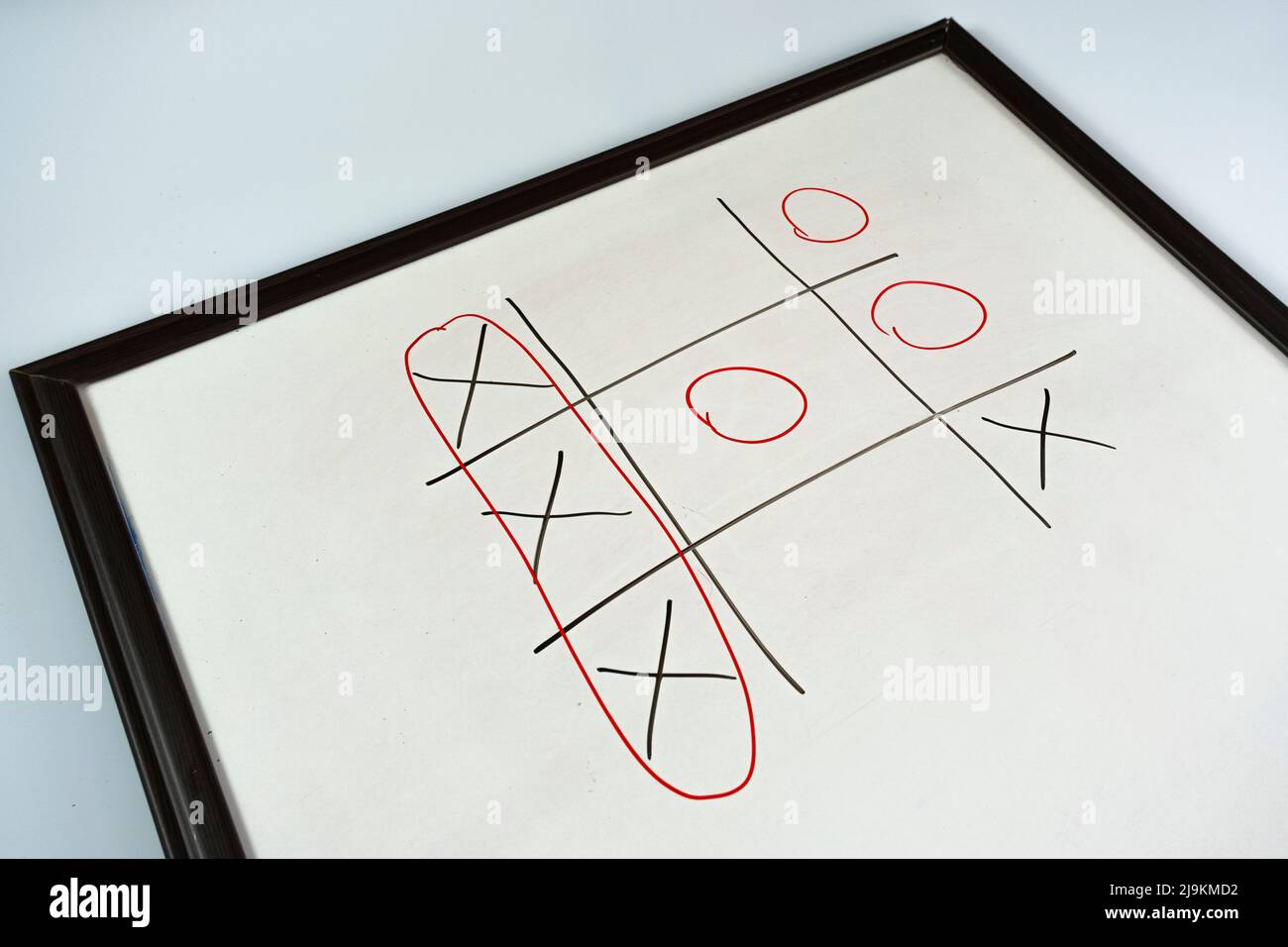 XOX-Spiel mit schwarz-rotem Marker auf einem Whiteboard, Spielkonzept, Wettbewerbs- und Strategieidee, Sitzansicht Stockfoto