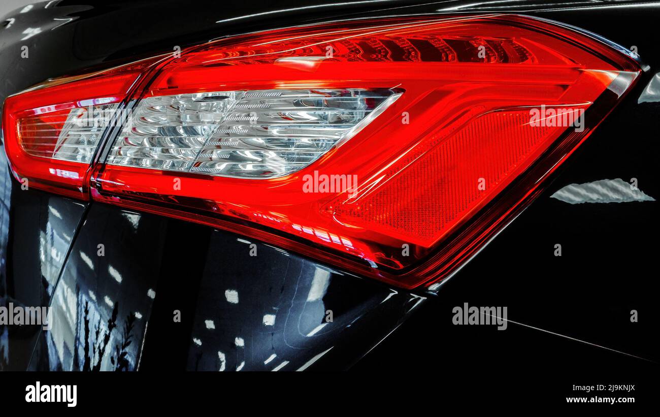 Modernes Rücklicht-Auto. Nahaufnahme. Schwarz, Rot, Weiß Stockfoto