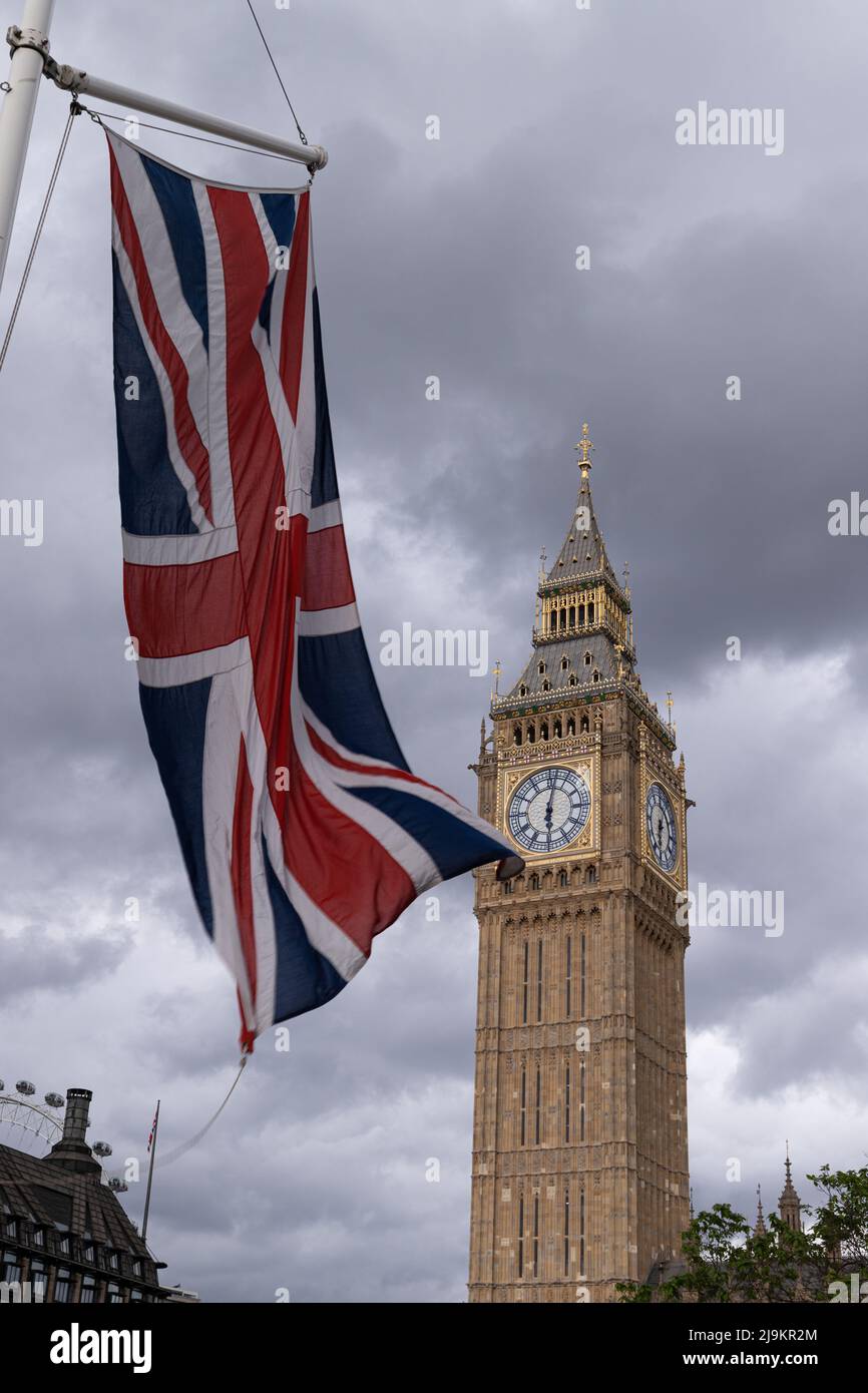 Der Union Jack hängt stolz vor dem Queen Elizabeth Tower, bereit für das Queens Jubilee, aufgenommen am 20.. Mai 2022. Stockfoto